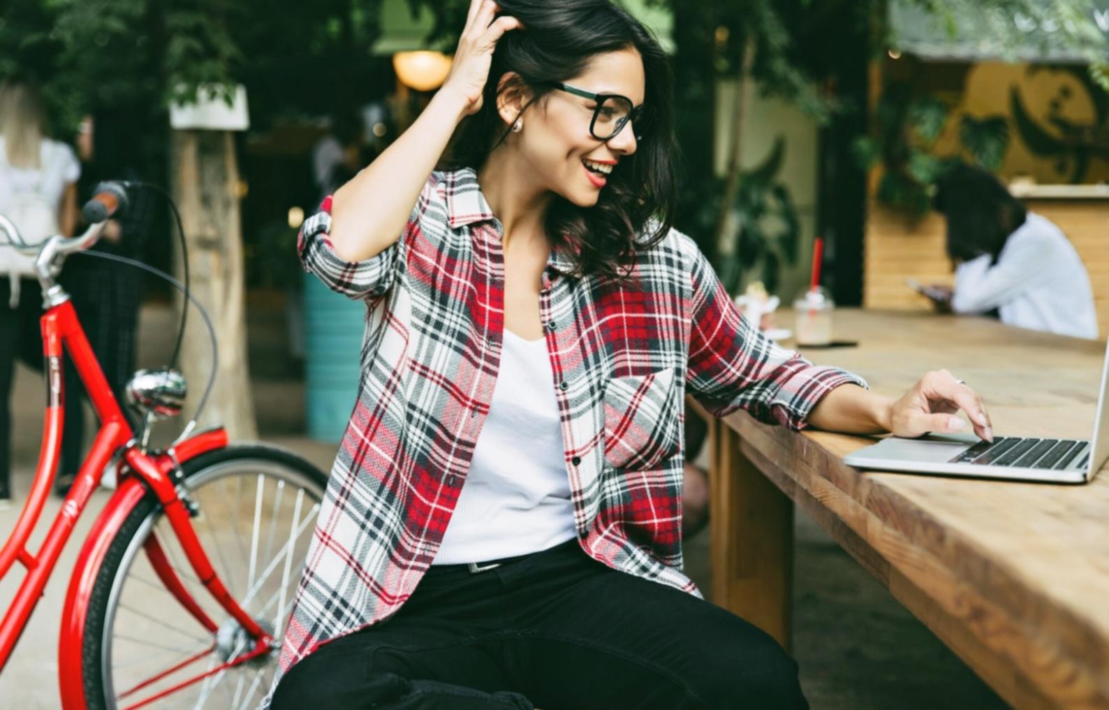 Espace de travail professionnel avec bureau et matériel financier illustrant l'environnement de conseil en stratégie d'entreprise